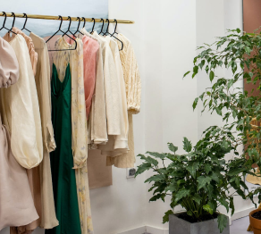 الملابس والإكسسوارات